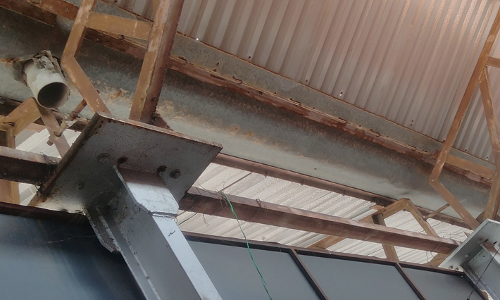 உடைந்து கிடக்கும் நகராட்சி வணிக வளாக மேற்கூரை உடைந்து கிடக்கும் நகராட்சி வணிக வளாக மேற்கூரை