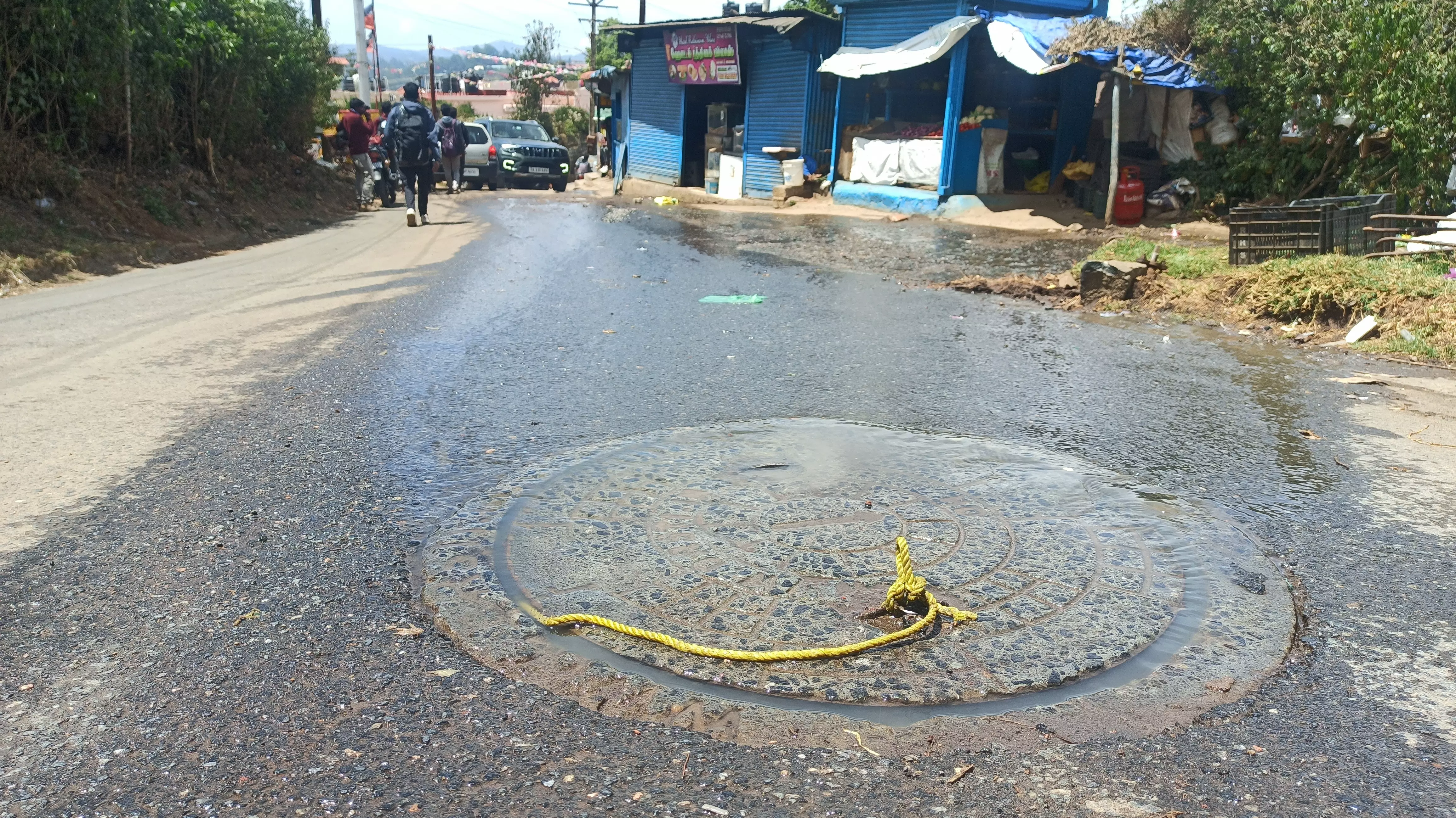 வழிந்தோடும் கழிவுநீர் வழிந்தோடும் கழிவுநீர்