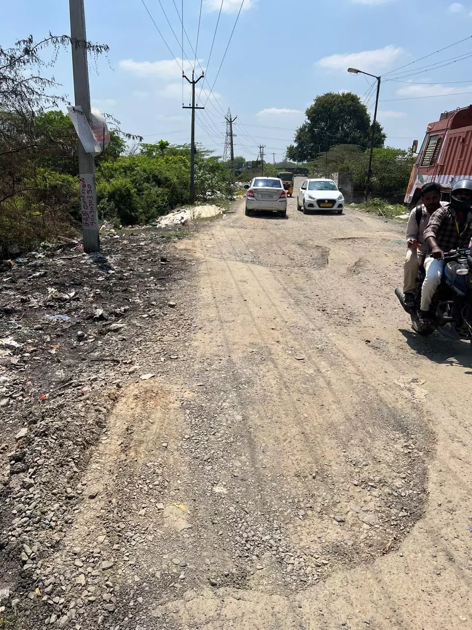 குண்டும் குழியுமான சாலை குண்டும் குழியுமான சாலை