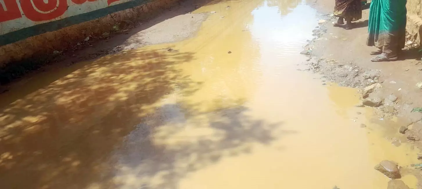 சேதமடைந்த சாலை சேதமடைந்த சாலை