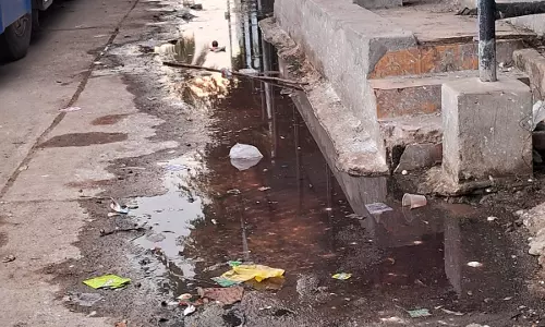 பஸ் நிலையத்தில் தேங்கும் கழிவுநீர் பஸ் நிலையத்தில் தேங்கும் கழிவுநீர்