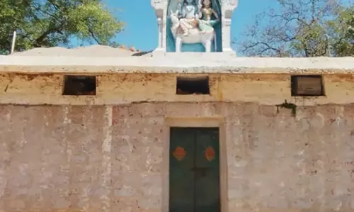 கோவிலை புதுப்பிக்க வேண்டும்