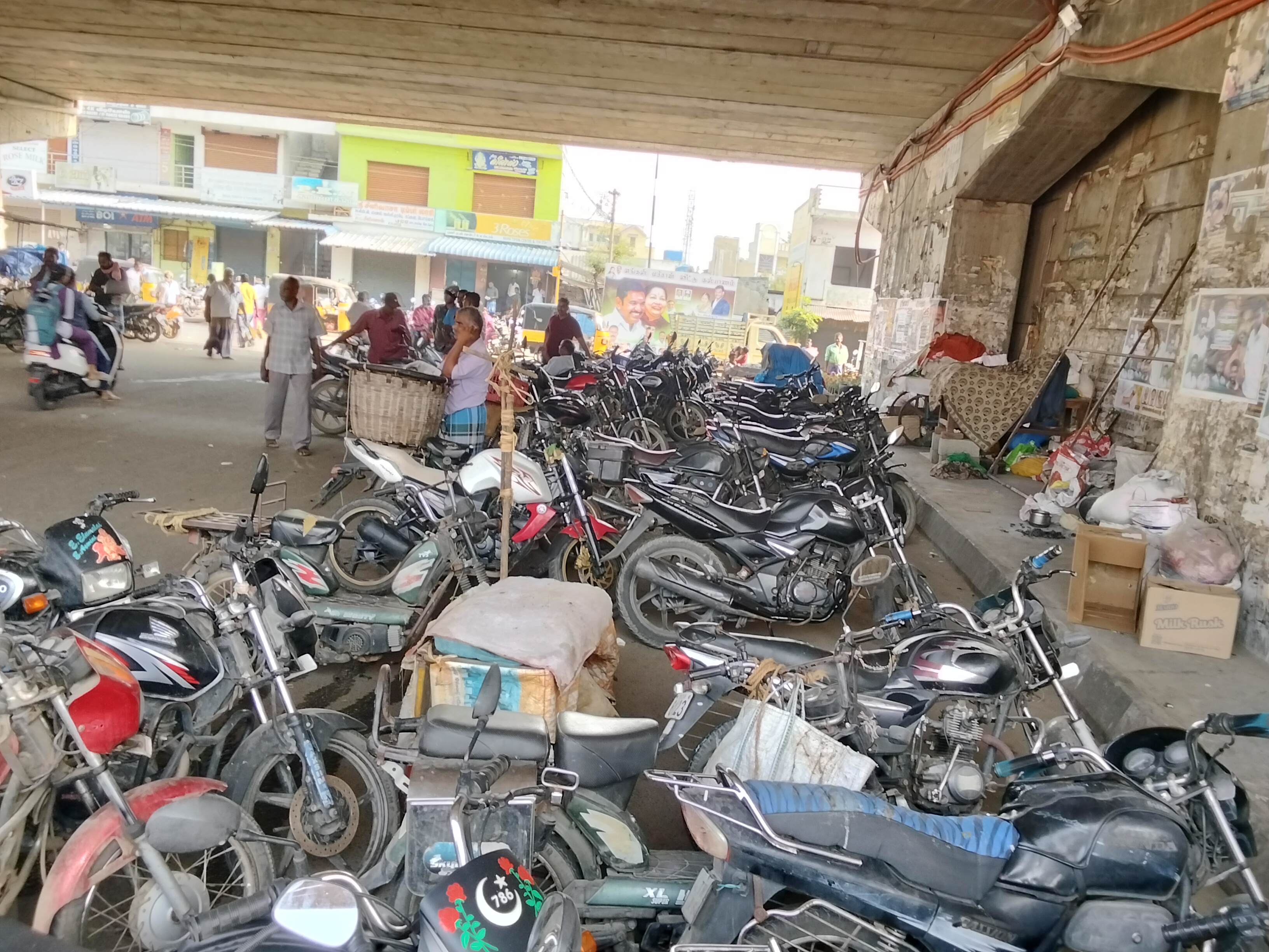 வாகன நிறுத்துமிட வசதி தேவை