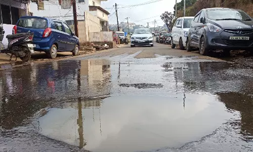 சாலையில் வழிந்தோடும் கழிவுநீர்