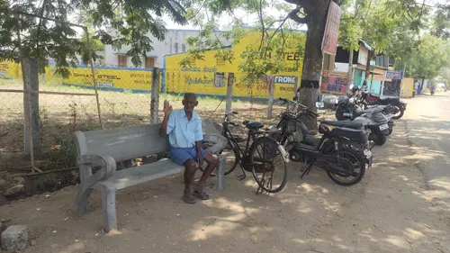 பயணிகள் நிழற்குடை அமைக்கப்படுமா? பயணிகள் நிழற்குடை அமைக்கப்படுமா?