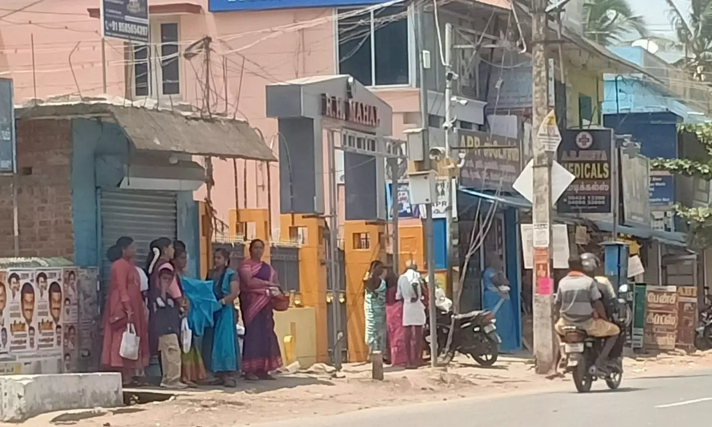 நிழற்குடை தேவை நிழற்குடை தேவை