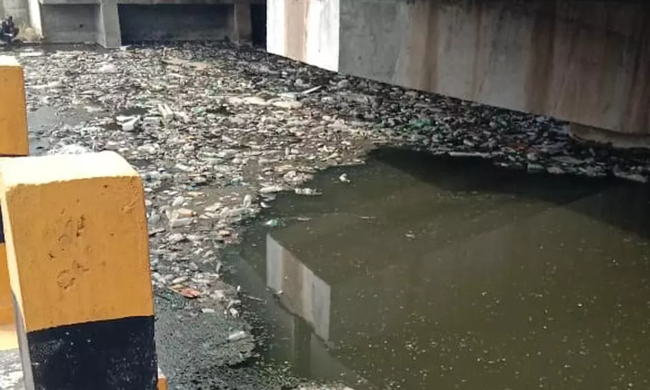 தூர்வாரப்படாத சாக்கடை கால்வாய்