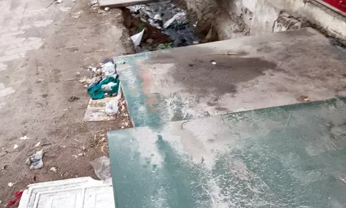 கிடப்பில் போடப்பட்ட வாறுகால் பணி கிடப்பில் போடப்பட்ட வாறுகால் பணி