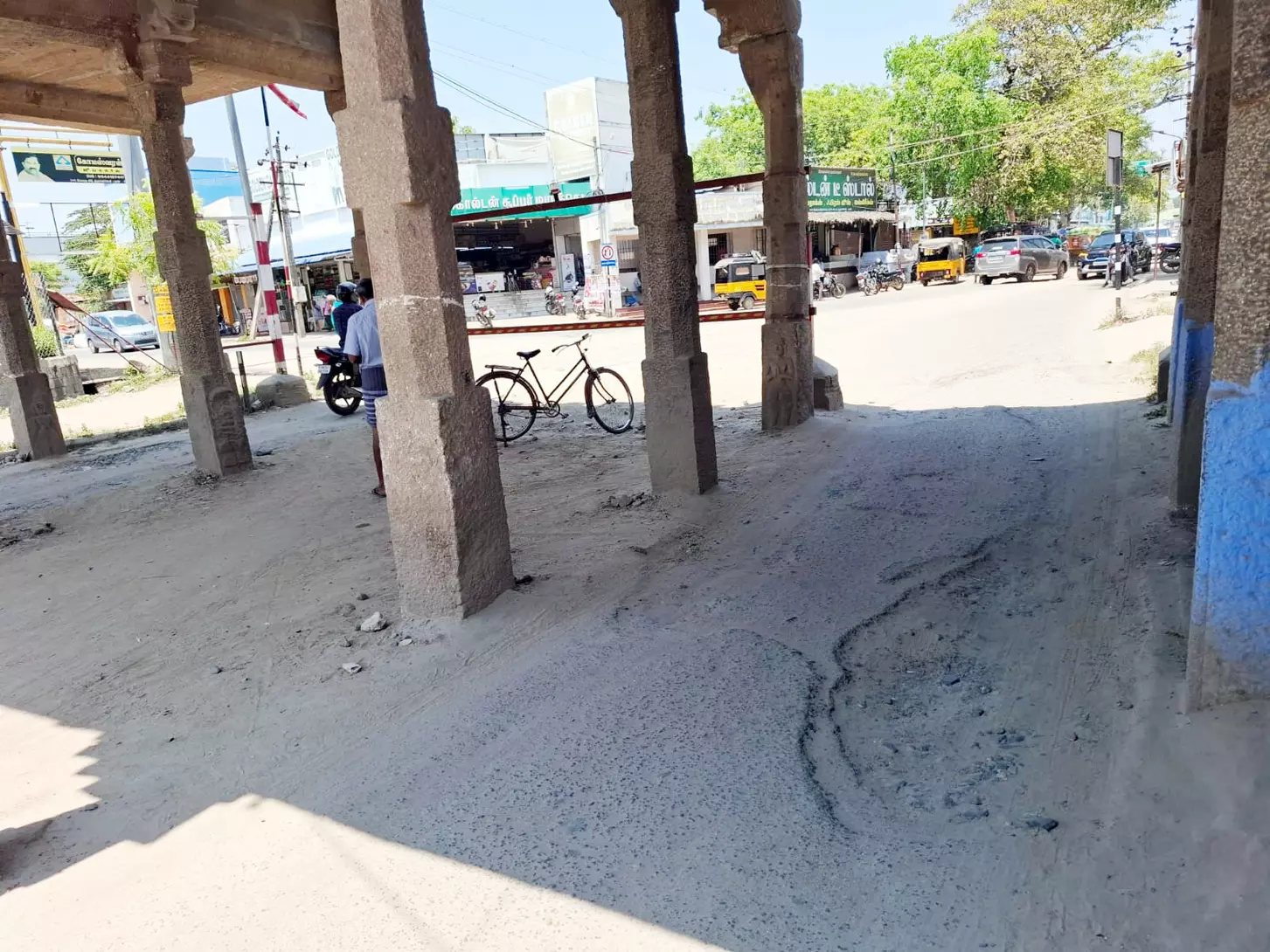 குண்டும் குழியுமான சாலை குண்டும் குழியுமான சாலை