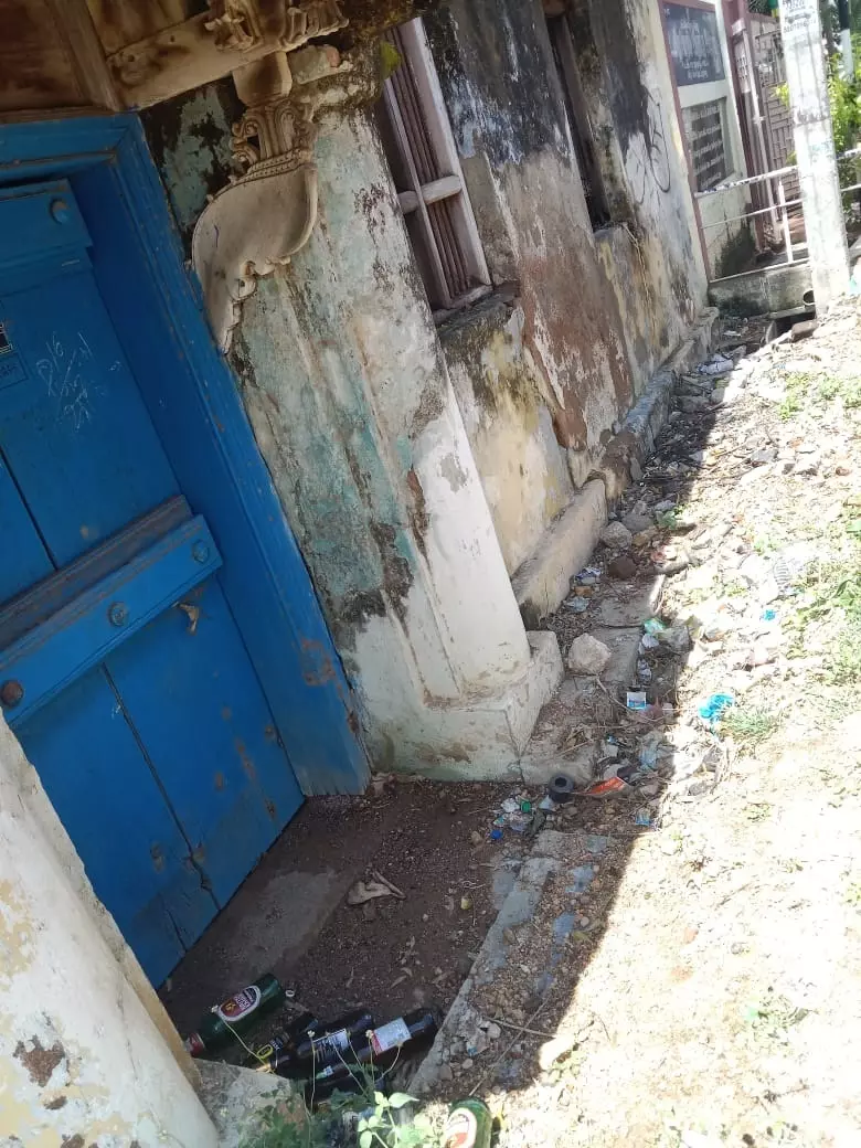 நூலகம் அருகில் குவிந்த மதுபாட்டில்கள்