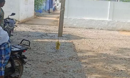 சாலையின் நடுவில் மின்கம்பம் சாலையின் நடுவில் மின்கம்பம்