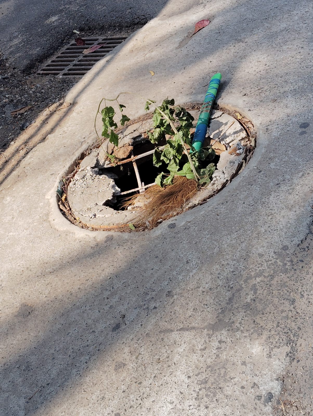 கழிவுநீர் கால்வாய் மூடி சேதம்