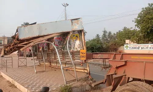 பஸ் நிறுத்தம் மாற்றப்படுமா? பஸ் நிறுத்தம் மாற்றப்படுமா?