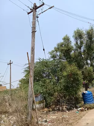 ஆபத்தான மின்கம்பம் ஆபத்தான மின்கம்பம்