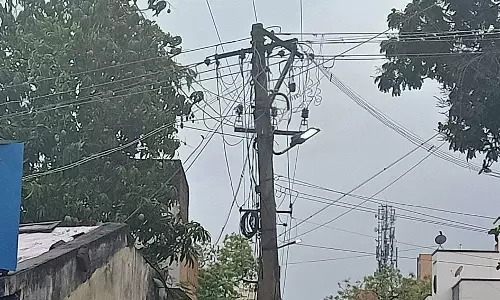 பகலில் எரியும் மின்விளக்கு