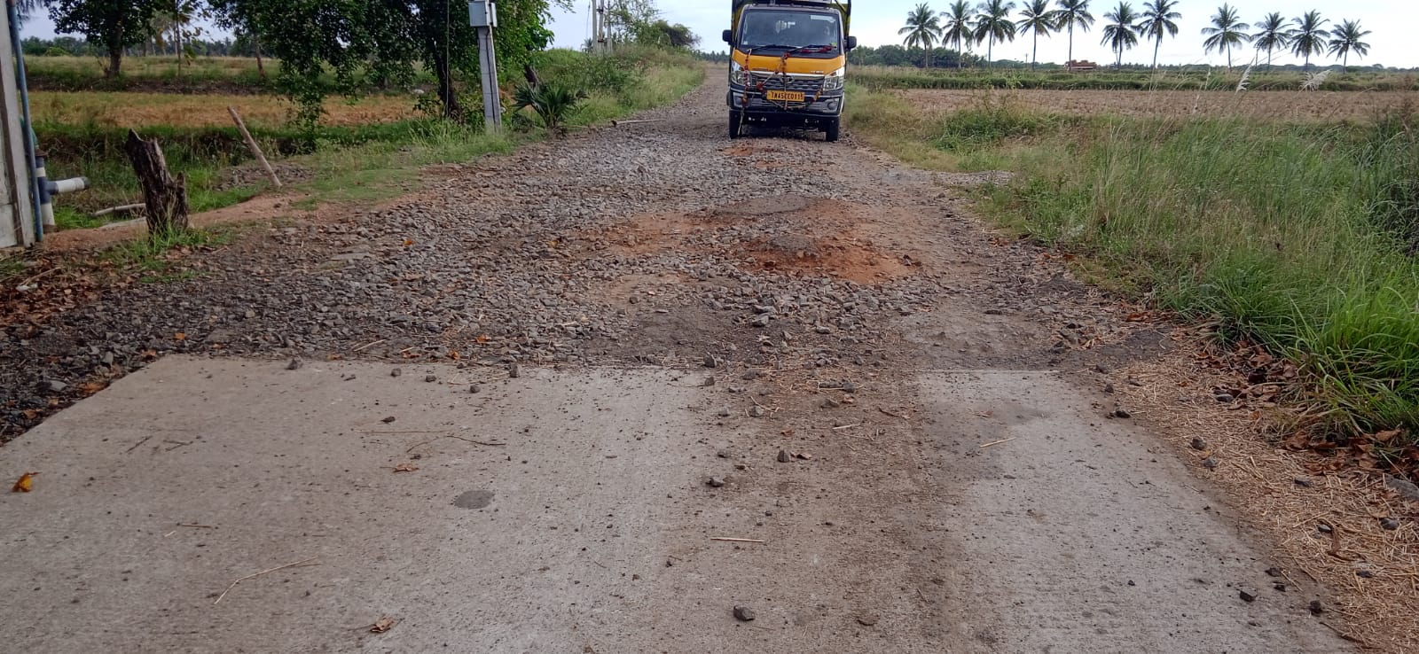 குண்டும், குழியுமான சாலை