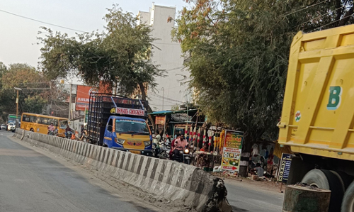 பெயர் பலகையால் போக்குவரத்துக்கு இடையூறு பெயர் பலகையால் போக்குவரத்துக்கு இடையூறு