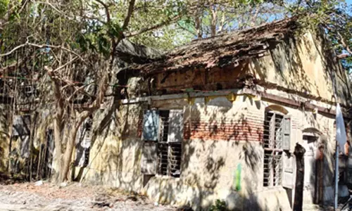 பாழடைந்த கட்டிடத்தை அகற்றுவார்களா?