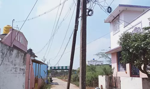 தெருவின் நடுவே மின்கம்பம்