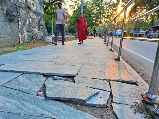 நடைபாதையை சீரமைக்க வேண்டும் நடைபாதையை சீரமைக்க வேண்டும்
