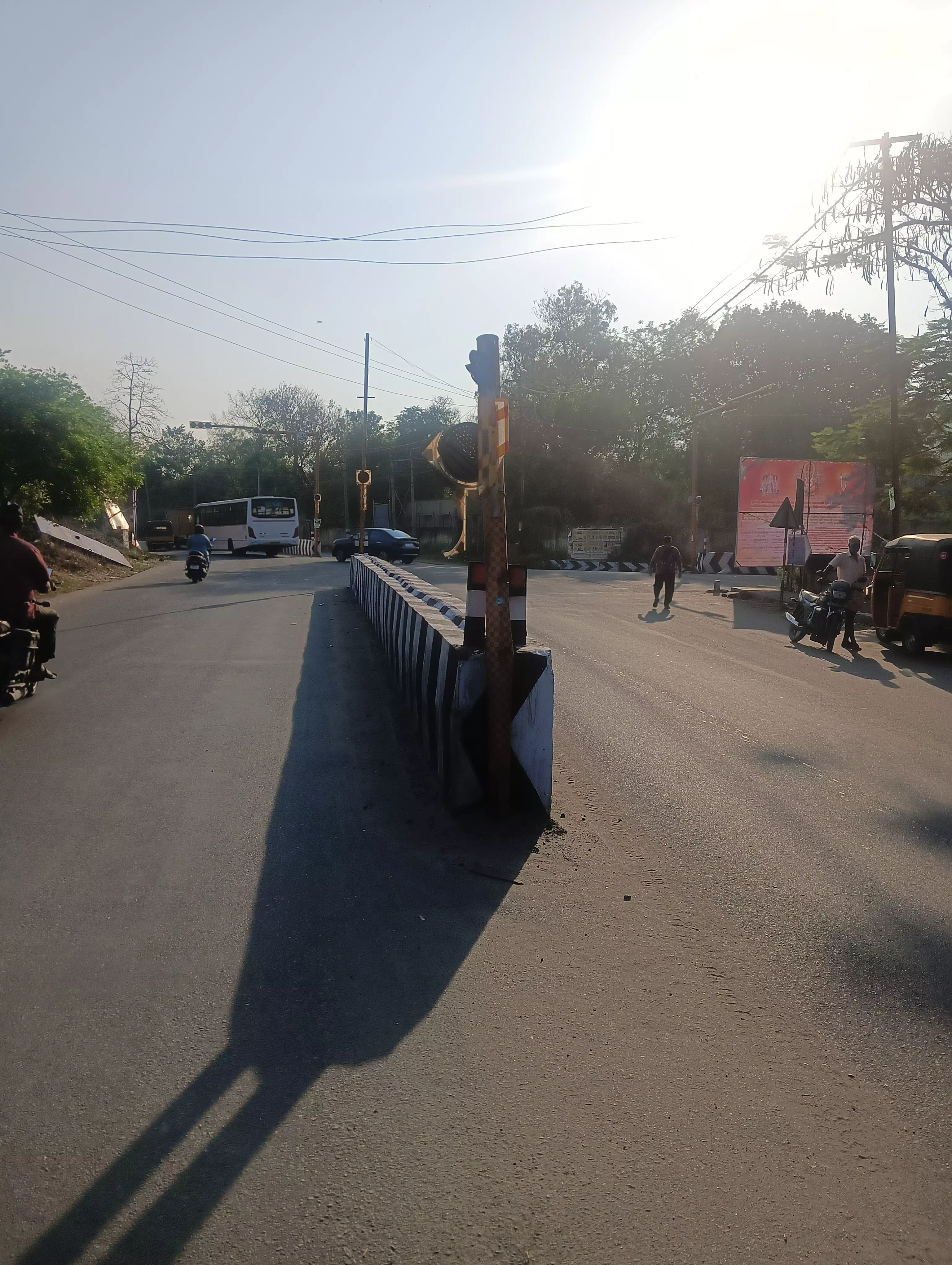 உடைந்த விளக்குகள் உடைந்த விளக்குகள்