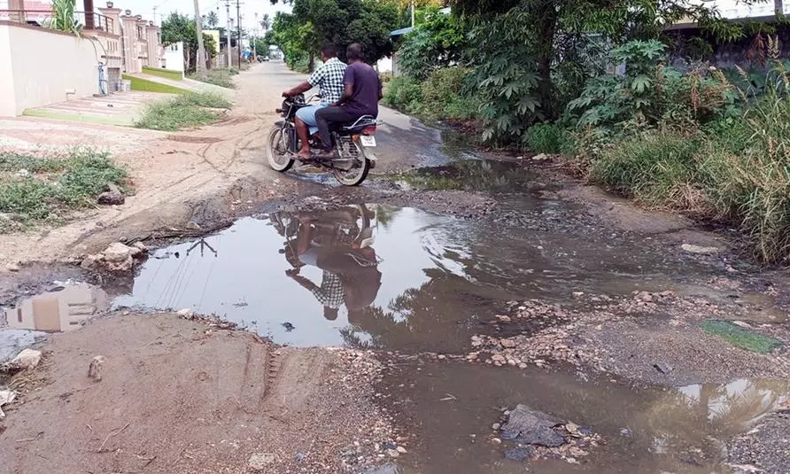 சாலையில் தேங்கி நிற்கும் கழிவு நீர்