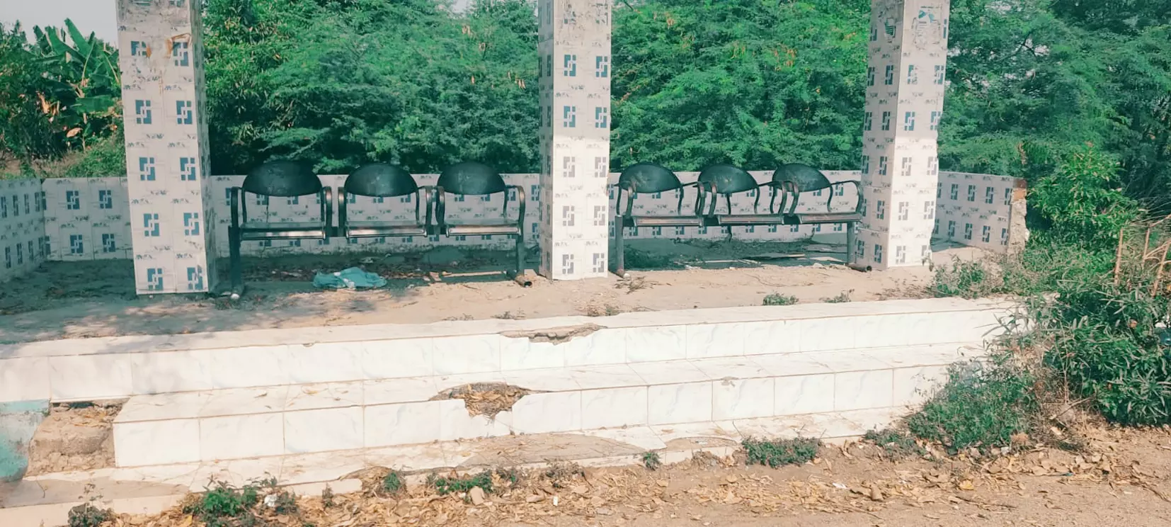 நிழற்கூடத்தில் இருக்கைகள் சேதம் நிழற்கூடத்தில் இருக்கைகள் சேதம்