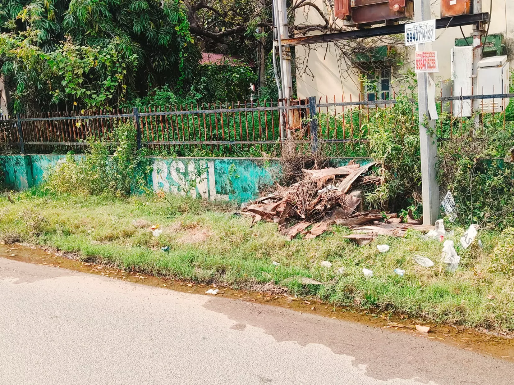 குழாய் உடைப்பால் வீணாகும் குடிநீர் குழாய் உடைப்பால் வீணாகும் குடிநீர்