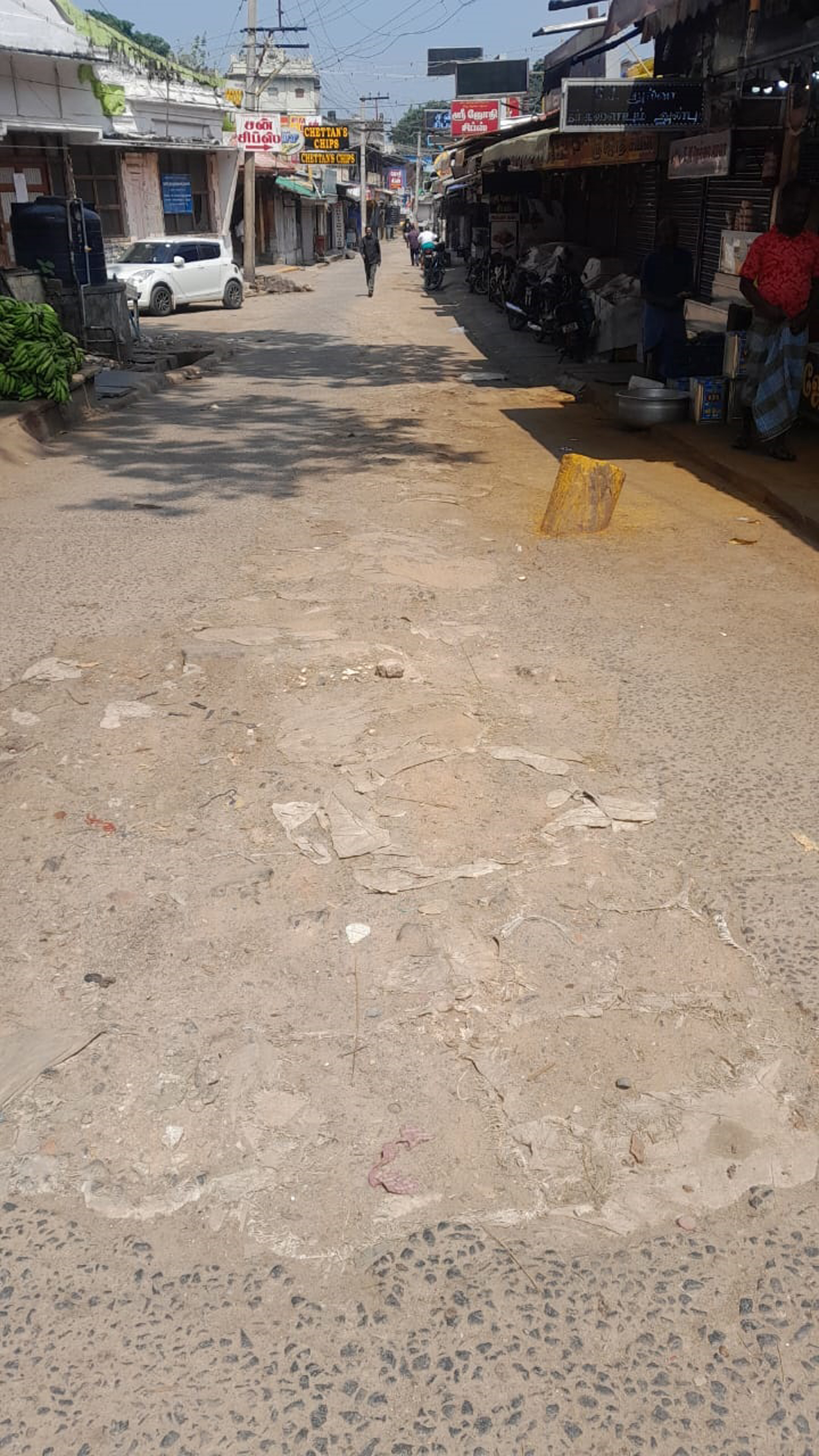 குண்டும் குழியுமான சாலை