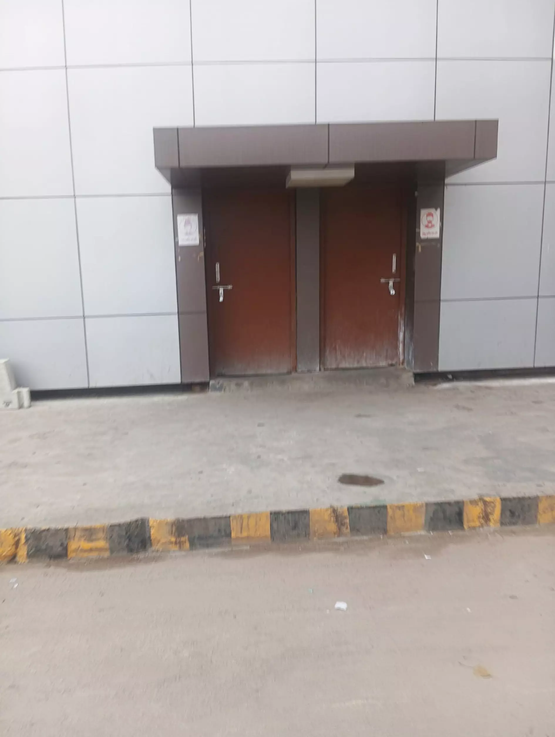 பூட்டிக்கிடக்கும் சுகாதார வளாகம்