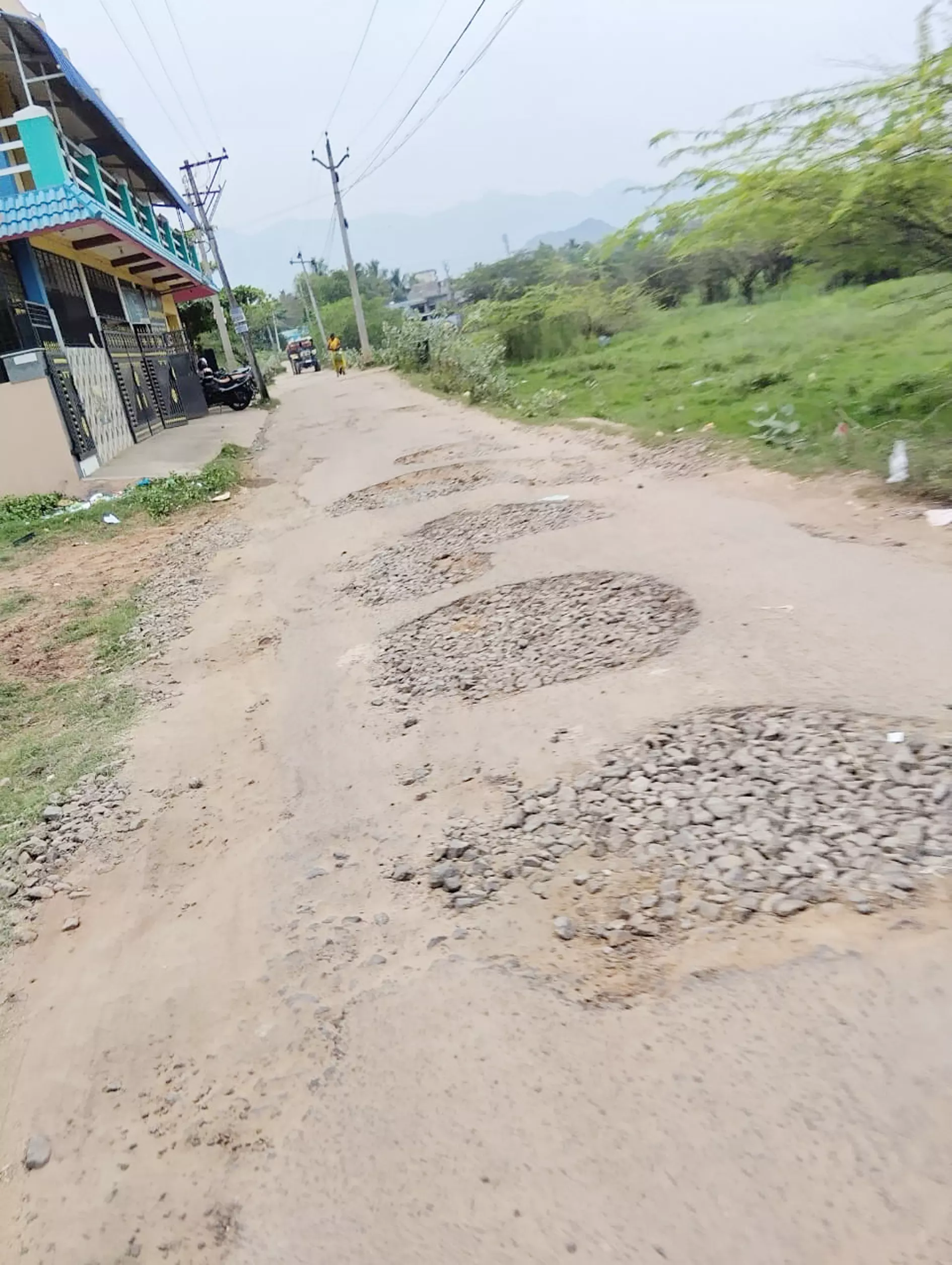 குண்டும் குழியுமான சாலை