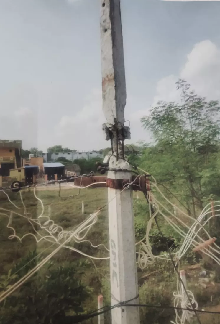 ஆபத்தான மின்கம்பம் ஆபத்தான மின்கம்பம்