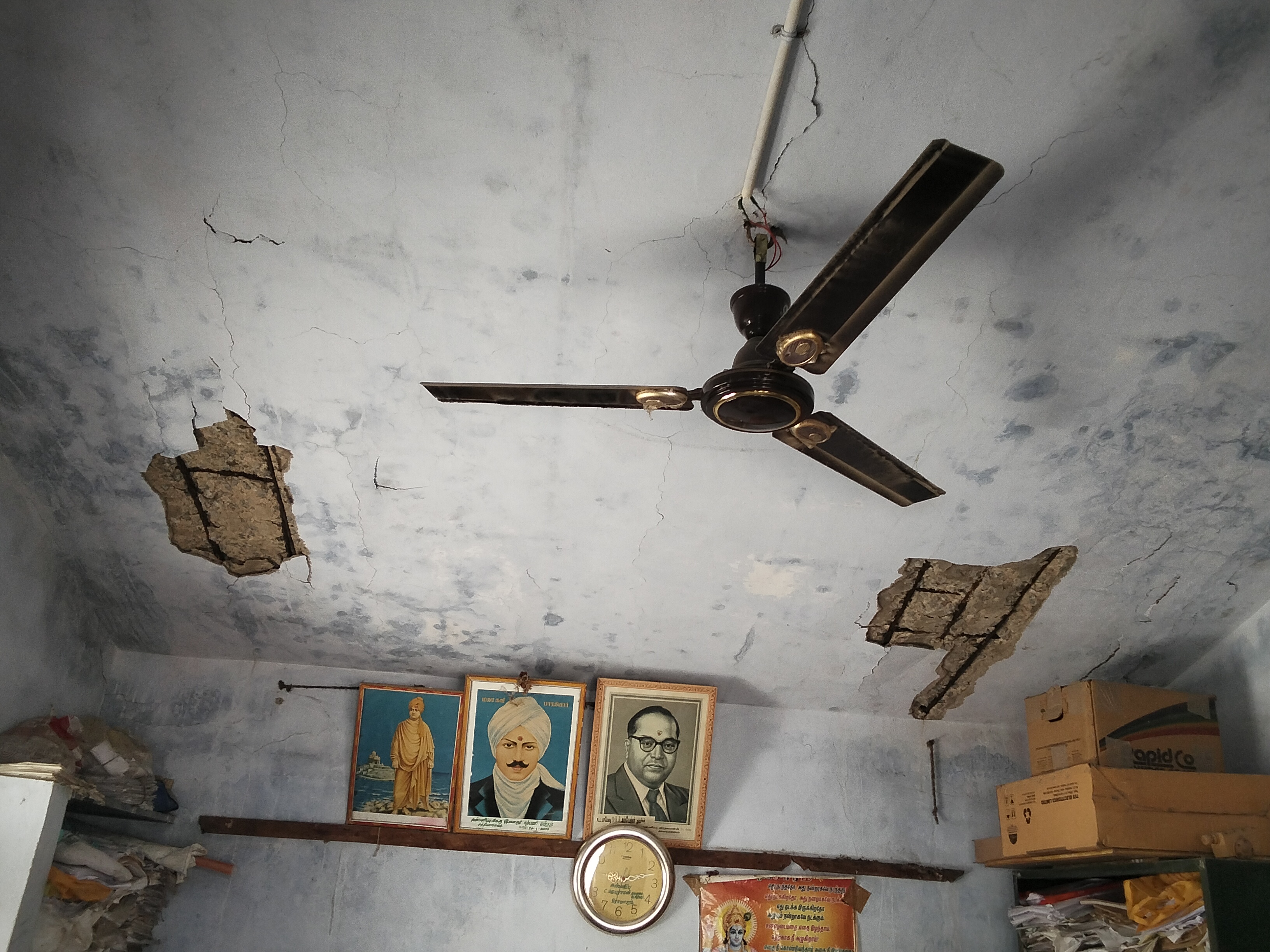 ஆபத்தான நிலையில் கிராம நிர்வாக அலுவலகம்