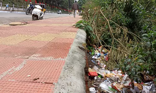 குவிந்து கிடக்கும் குப்பைகள்