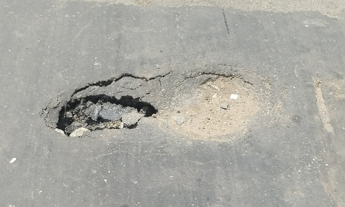 சாலையில் ஏற்பட்ட குழியால் வாகன ஓட்டிகள் அவதி சாலையில் ஏற்பட்ட குழியால் வாகன ஓட்டிகள் அவதி