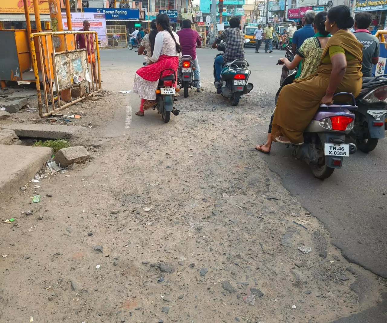 குண்டும், குழியுமான சாலை குண்டும், குழியுமான சாலை