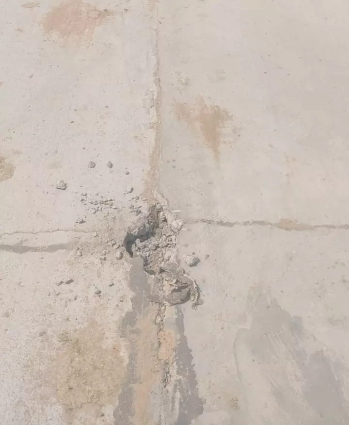 பாலத்தின் நடுவில் ஆபத்தான பள்ளம்