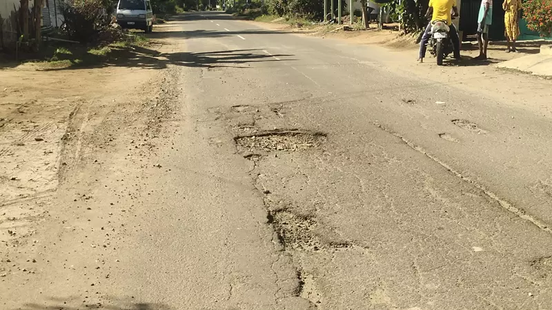 குண்டும், குழியுமான சாலை குண்டும், குழியுமான சாலை