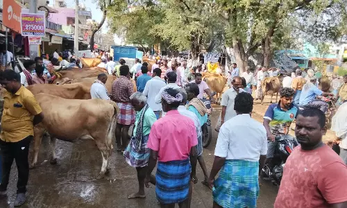வாரச்சந்தையில் போக்குவரத்து நெரிசல்