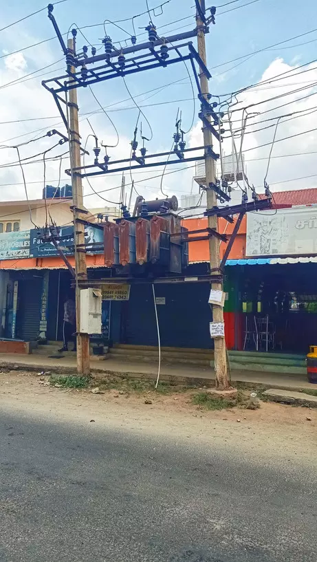 மின்மாற்றியை தாங்கி நிற்கும் விரிசல் விழுந்த மின்கம்பங்கள் மின்மாற்றியை தாங்கி நிற்கும் விரிசல் விழுந்த மின்கம்பங்கள்