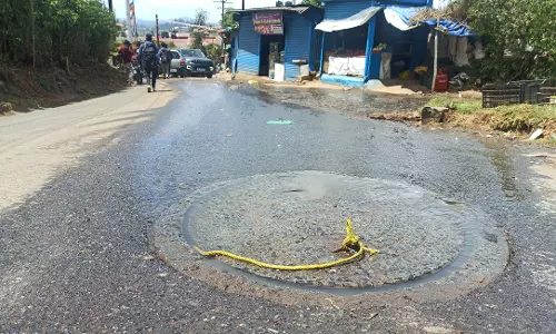 சாலையில் வழிந்ேதாடும் கழிவுநீர்
