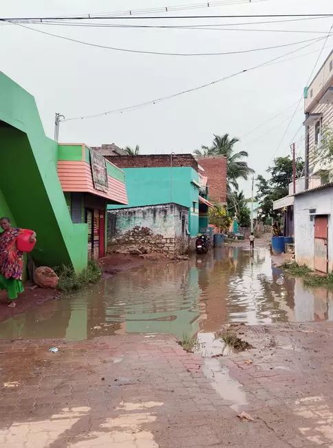 குண்டும் குழியுமான சாலை