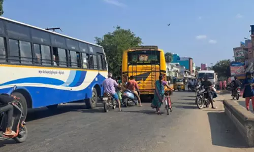 இடையூறாக இருக்கும் தடுப்புச்சுவர்