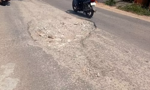 சேதமடைந்த சாலை