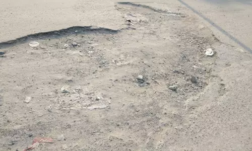 குண்டும் குழியுமான சாலை