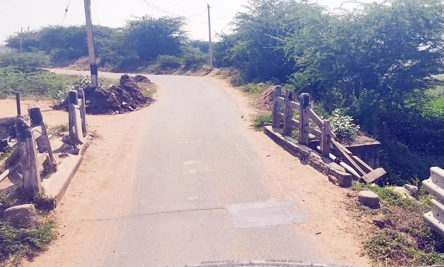 பாலத்தின் தடுப்புச்சுவர் சேதம் பாலத்தின் தடுப்புச்சுவர் சேதம்