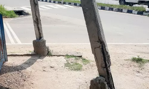 சேதமடைந்த மின்கம்பங்கள்
