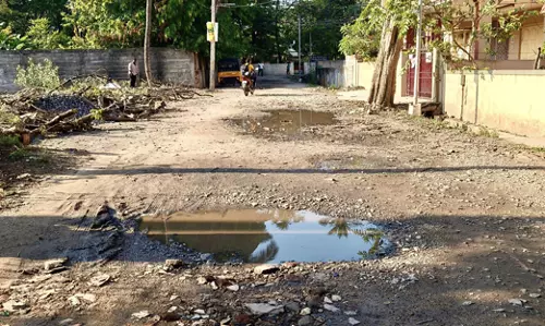 குண்டும் குழியுமான சாலை குண்டும் குழியுமான சாலை