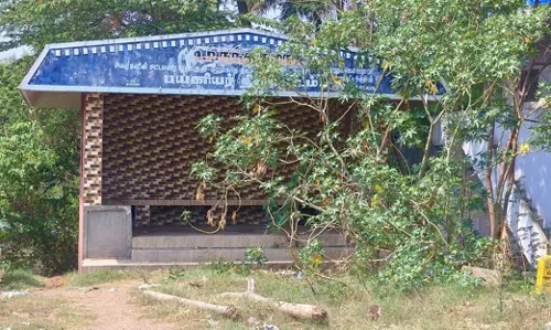 நிழற்கூடத்தை சீரமைக்க வேண்டும்