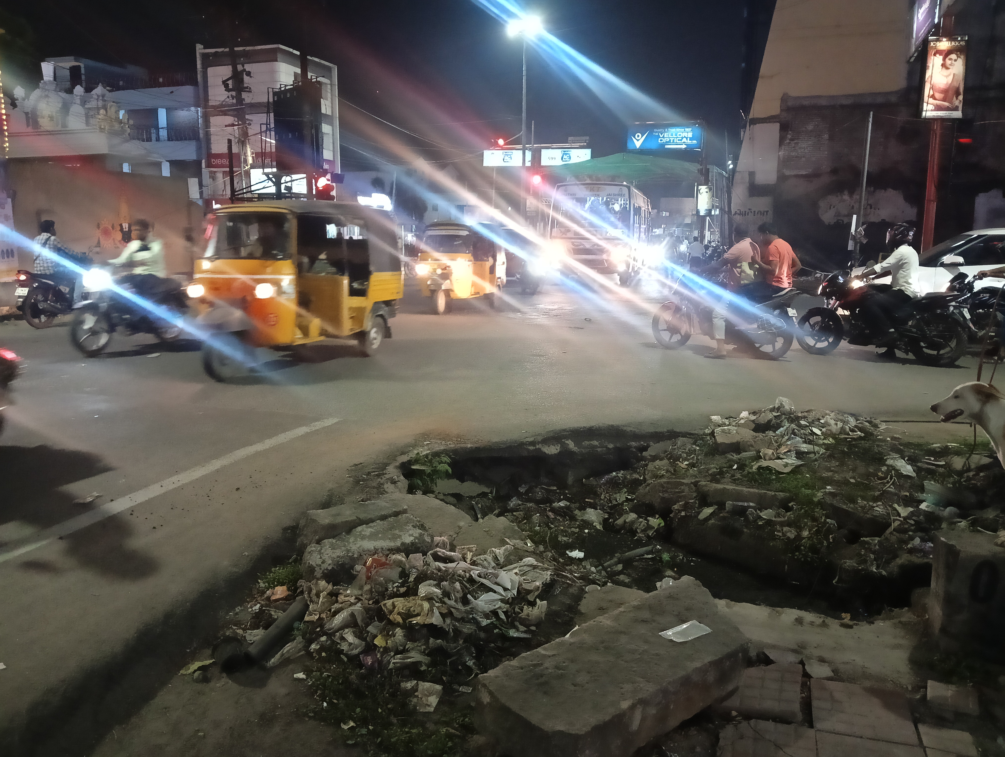கால்வாய் ஓரம் தடுப்பு வேலி அமைக்கப்படுமா? கால்வாய் ஓரம் தடுப்பு வேலி அமைக்கப்படுமா?